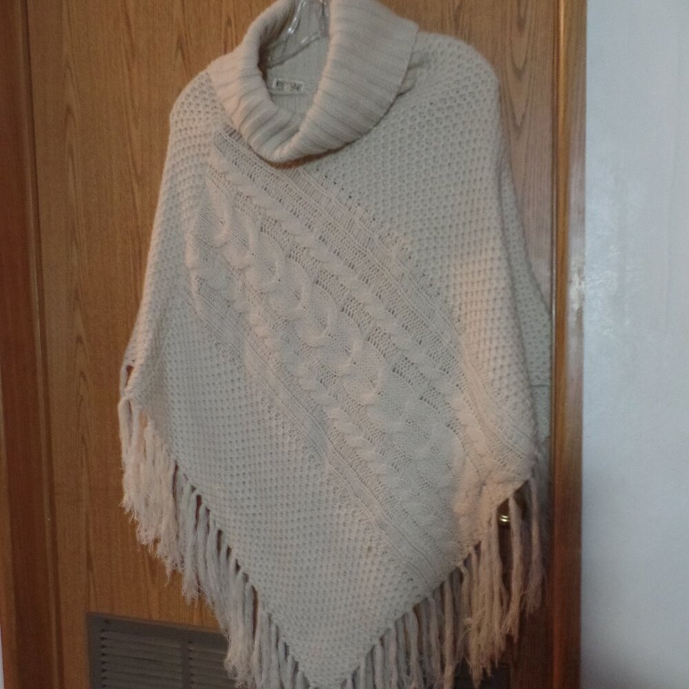 Woven Heart Cream Cowl-Neck Chunky-Knit Fringe Hem Shawl, Size S, New w/o Tags